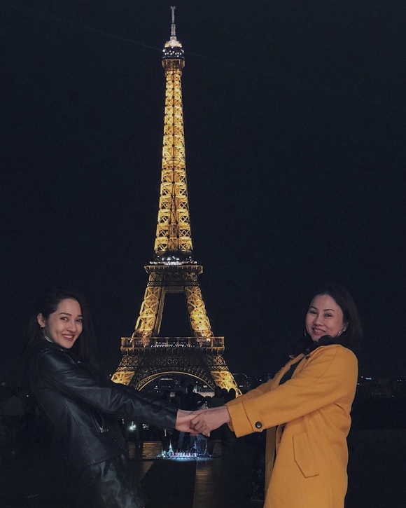   Hình ảnh ca sĩ Bảo Anh cùng mẹ chụp trong chuyến lưu diễn tại Châu Âu của mình  