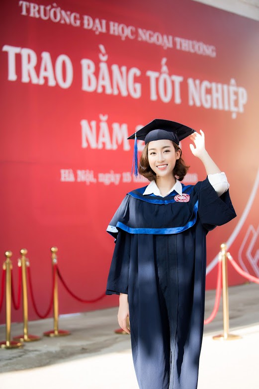   Đỗ Mỹ Linh nhận bằng tốt nghiệp đúng 1 ngày trước đêm chung kết Hoa hậu Việt Nam 2018. Được biết, sau khi kết thúc buổi lễ người đẹp ngay lập tức quay lại TP.HCM để chuẩn bị cho đêm tổng duyệt tối nay.  