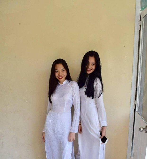   Trần Tiểu Vy tinh nghịch tạo dáng cùng bạn trong tà áo dài trắng nữ sinh  