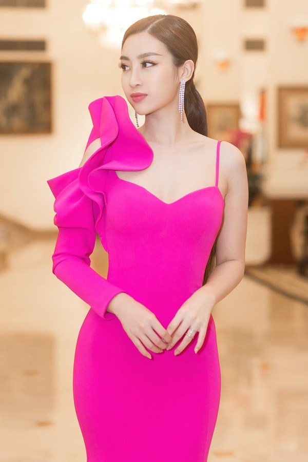   Thay vì chọn đầm công chúa như mọi lần, trong sự kiện gần đây Hoa hậu Đỗ Mỹ Linh bất ngờ chọn cho mình bộ đầm có thiết kế ôm sát khoe trọn đường cong nóng bỏng. Nếu để ý sẽ thấy, Hoa hậu Việt Nam 2016 rất ít khi diện những mẫu đầm kiểu này.  