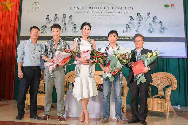   Hoa hậu Ngọc Hân cùng ca sĩ Đinh Mạnh Ninh chụp hình lưu niệm với khách mời và ban tổ chức  