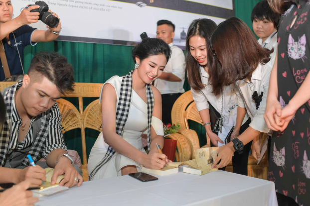   Hoa hậu Việt Nam 2010 vui vẻ kí tặng sách cho các bạn trẻ tham gia sự kiện  