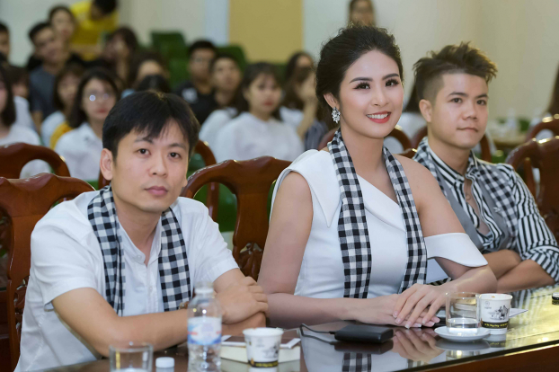 Hoa hậu Ngọc Hân dặn dò tân Hoa hậu Trần Tiểu Vy: 'Em cứ bình tĩnh mà đón nhận' 0