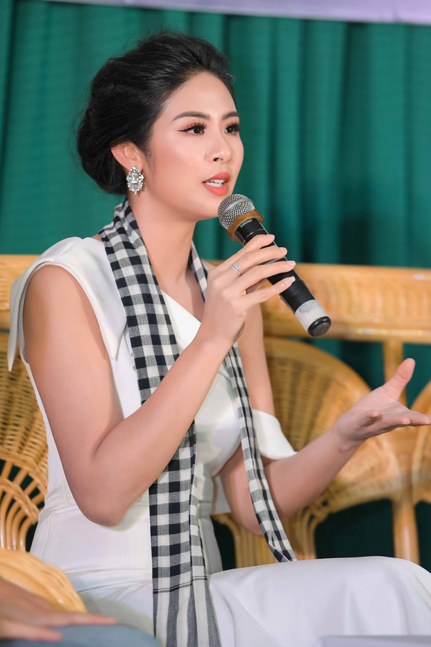 Hoa hậu Ngọc Hân dặn dò tân Hoa hậu Trần Tiểu Vy: 'Em cứ bình tĩnh mà đón nhận' 1