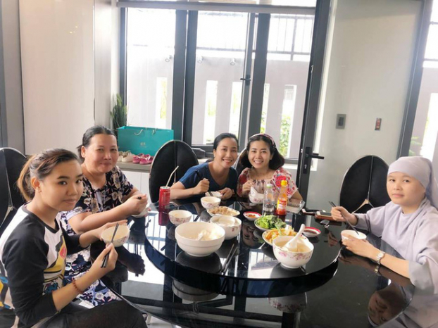   Diễn viên Mai Phương, MC Ốc Thanh Vân cùng người nhà vui vẻ bên bữa cơm gia đình  