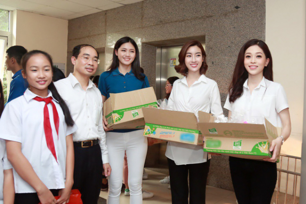   Hoa hậu Đỗ Mỹ Linh, Á hậu Thanh Tú cùng Á hậu Phương Nga trao tặng phần quà ý nghĩa đến các trẻ em có hoàn cảnh khó khăn đang điều trị tại Bệnh viện Xanh Pôn  
