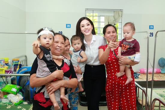 Vừa về đến Hà Nội, Á hậu Phương Nga giản dị đi từ thiện cùng đàn chị tại Bệnh viện Xanh Pôn 7