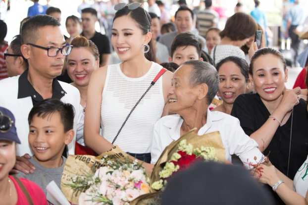 Tân Hoa hậu Trần Tiểu Vy đẹp không tì vết ngày trở về phố Hội 7