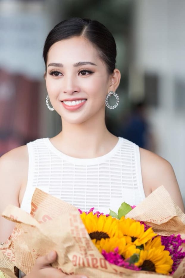 Tân Hoa hậu Trần Tiểu Vy đẹp không tì vết ngày trở về phố Hội 1