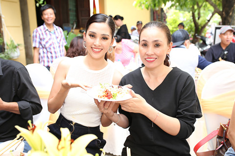 Tân Hoa hậu Trần Tiểu Vy đẹp không tì vết ngày trở về phố Hội 12