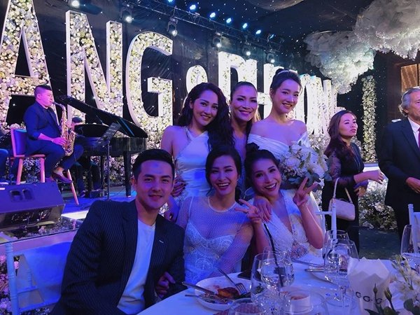   Cô dâu Nhã Phương xinh đẹp bên khách mời là ca sĩ Bảo Anh, ca sĩ Hồng Ngọc, cặp đôi Đông Nhi - Ông Cao Thắng và diễn viên Khả Như.  