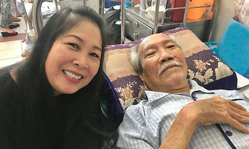   Sáng 26/9, nghệ sĩ Hồng Vân đến thăm soạn giả Nguyên Thảo ở khoa Ngoại tổng quát, bệnh viện Thủ Đức (TP HCM) sau một tuần ông cấp cứu.  