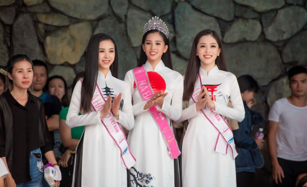 Top 3 Hoa hậu Việt Nam 2018 đẹp xuất sắc trong trang phục áo dài tại Lễ hội Mặt trời mọc 3