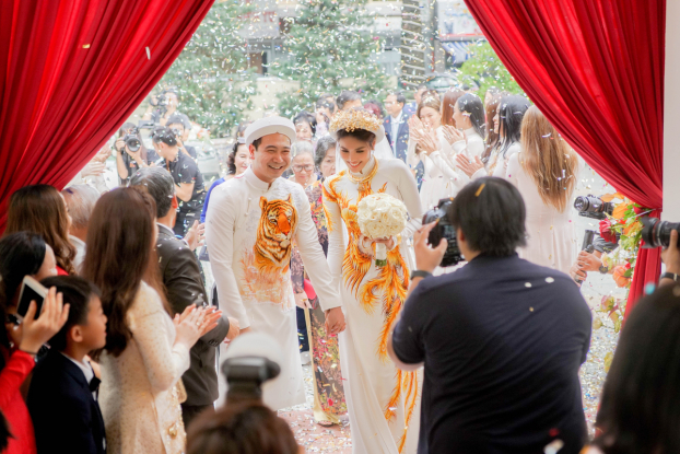 Hé lộ ảnh cưới ngọt ngào của siêu mẫu Lan Khuê cùng ông xã John Tuấn Nguyễn tại trời Tây 7