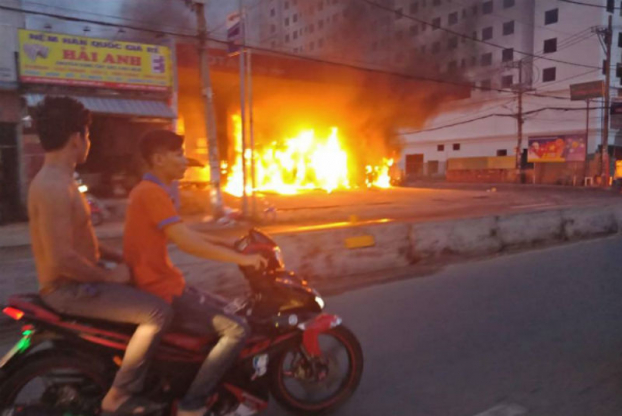 Clip cây xăng ở Sài Gòn bất ngờ bốc cháy dữ dội, người dân hoảng loạn tháo chạy 0