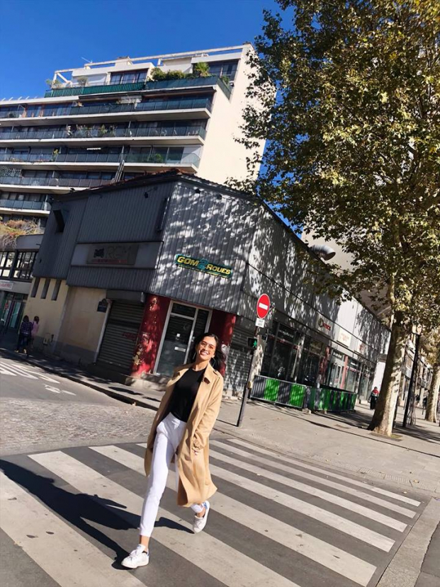 Hoa hậu Trần Tiểu Vy đẹp mê đắm khoe chân dài hút mắt trên đường phố Paris 2
