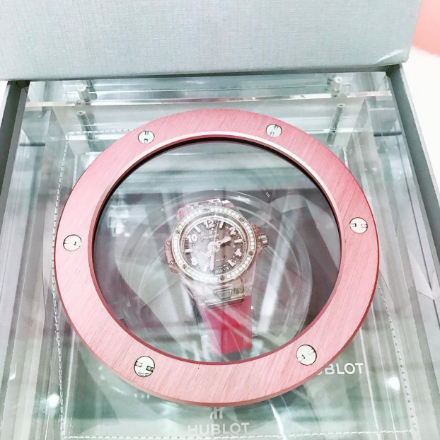   Đồng hồ Hublot Big Bang bản limited màu hồng có giá hơn 1,6 tỷ đồng.  