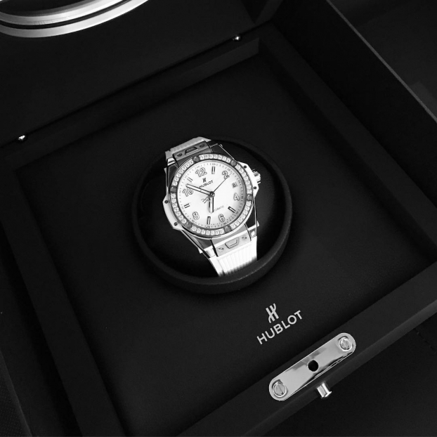   Đồng hồ nạm 42 viên kim cương xung quanh có giá 360 triệu đồng  