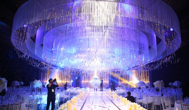   Không gian tiệc cưới được trang trí bằng hơn 10.000 ngọn nến cùng đèn chùm pha lê  