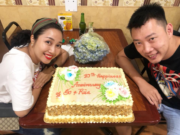   Vợ chồng MC Ốc Thanh Vân hạnh phúc bên bàn tiệc giản dị mừng kỷ niệm 10 năm ngày cưới  