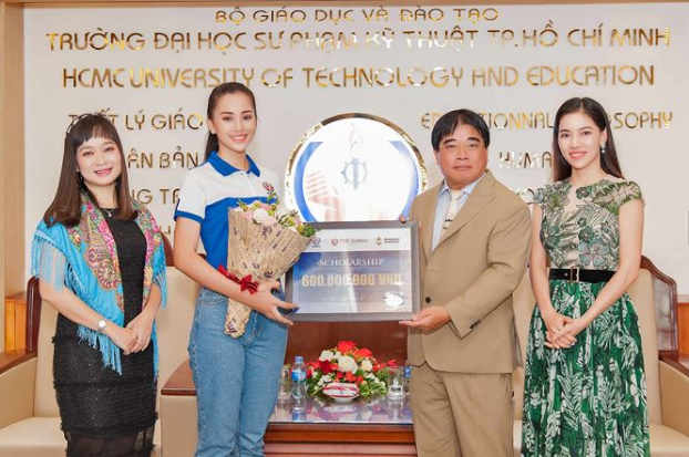 Hoa hậu Trần Tiểu Vy xinh tươi ngày nhập học, nhận học bổng 600 triệu đồng 3
