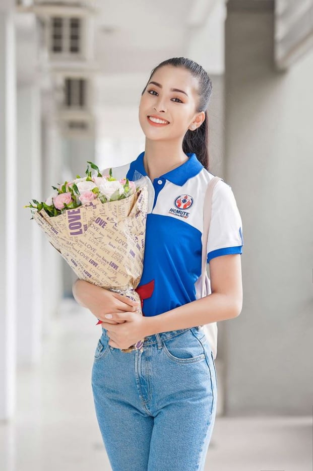 Hoa hậu Trần Tiểu Vy xinh tươi ngày nhập học, nhận học bổng 600 triệu đồng 0