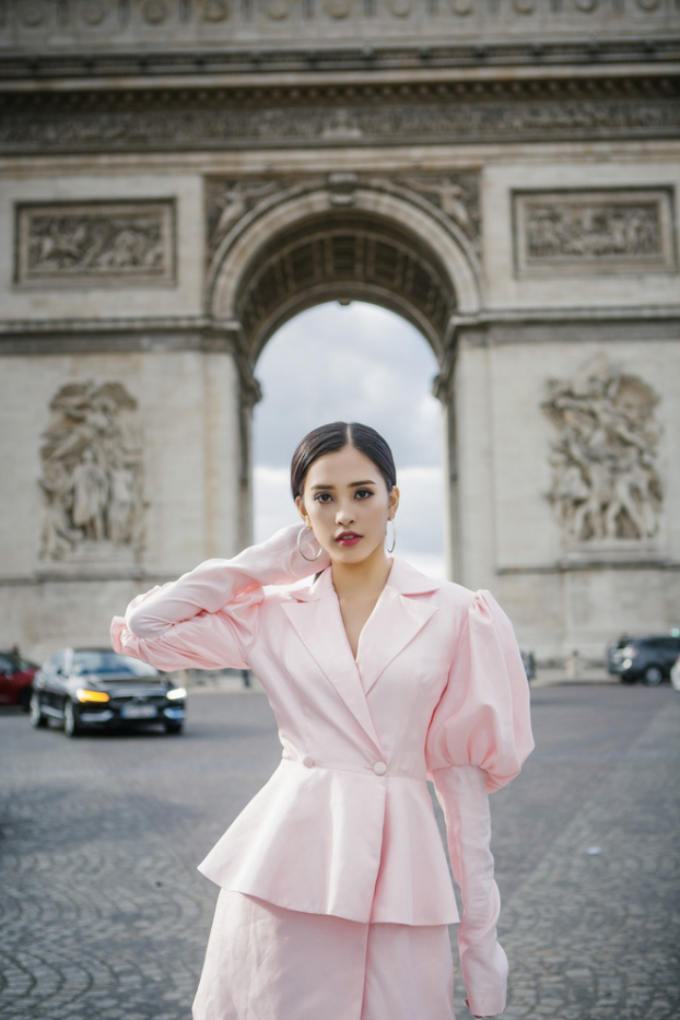 Hoa hậu Trần Tiểu Vy khoe street style 'chất lừ' tại Paris 0