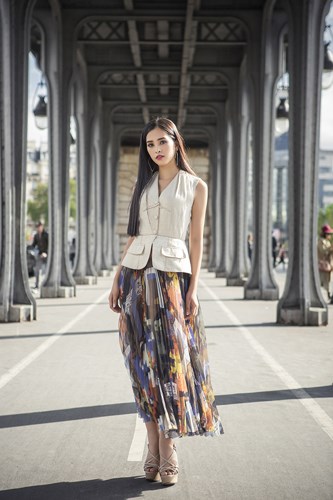 Hoa hậu Trần Tiểu Vy khoe street style 'chất lừ' tại Paris 12