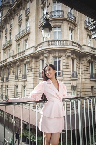 Hoa hậu Trần Tiểu Vy khoe street style 'chất lừ' tại Paris 3