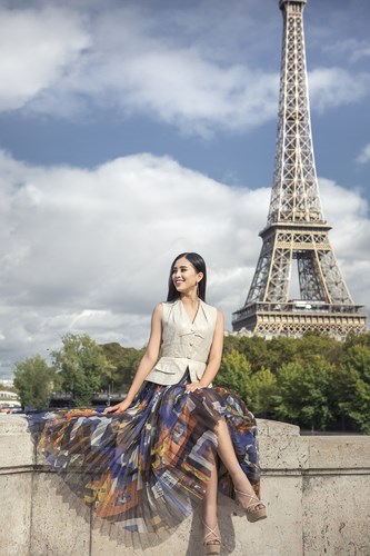 Hoa hậu Trần Tiểu Vy khoe street style 'chất lừ' tại Paris 13