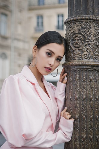 Hoa hậu Trần Tiểu Vy khoe street style 'chất lừ' tại Paris 1