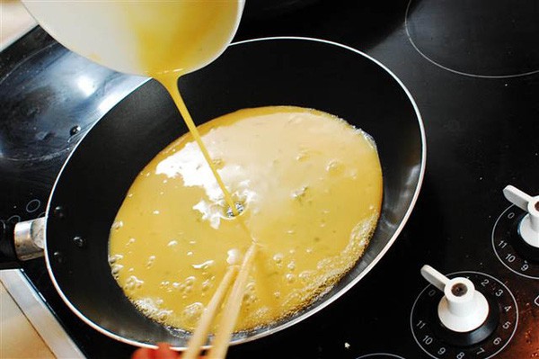 Khi rán cứ thêm 1 thìa nước này đảm bảo món trứng sẽ vàng ươm, thơm ngậy hơn nhiều đấy 2