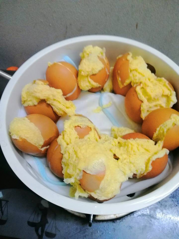 Học cách làm trứng nướng trên mạng thành phẩm của cô gái khiến dân mạng cười rớt hàm 1