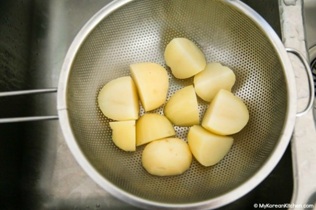 Trời lạnh, kết hợp xương heo với khoai tây theo công thức này là có bữa tối ngon xuất sắc 3