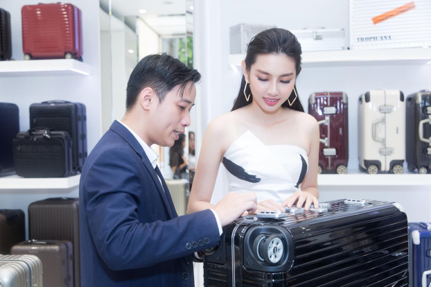Nguyễn Thúc Thùy Tiên xinh đẹp trong buổi thử đồ trước ngày sang Nhật dự Hoa hậu Quốc tế 10