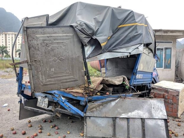 Container mất lái đâm liên hoàn vào xe khách và xe tải khiến ít nhất một người tử vong 4