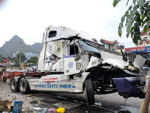 Container mất lái đâm liên hoàn vào xe khách và xe tải khiến ít nhất một người tử vong 0
