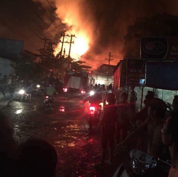 Xưởng gỗ 5.000 m2 ở Đồng Nai bốc cháy dữ dội trong đêm 1