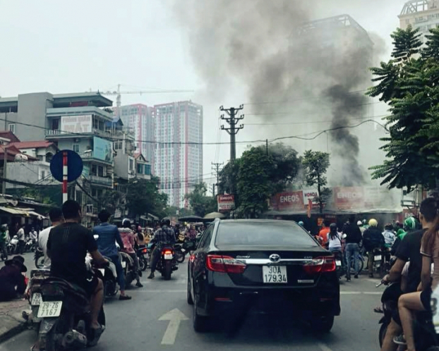 Hà Nội: Tiệm sửa xe bất ngờ bốc cháy kèm tiếng nổ lớn 1