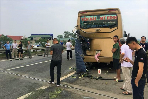 Xe tải đâm vào đuôi xe khách trên đường cao tốc Hà Nội - Lào Cai, gây tắc đường nhiều giờ 2