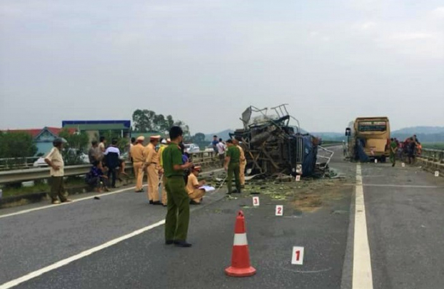 Xe tải đâm vào đuôi xe khách trên đường cao tốc Hà Nội - Lào Cai, gây tắc đường nhiều giờ 1