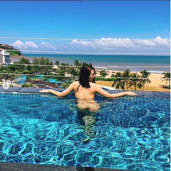 Hồng Quế đăng ảnh nóng bỏng bên bể bơi gây bão cộng đồng mạng 0