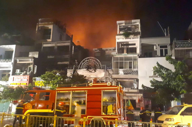 Quán bar ở Sài Gòn bốc cháy ngùn ngụt trong đêm, hàng trăm người tháo chạy 1