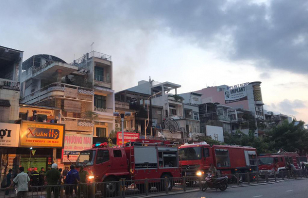 Quán bar ở Sài Gòn bốc cháy ngùn ngụt trong đêm, hàng trăm người tháo chạy 2