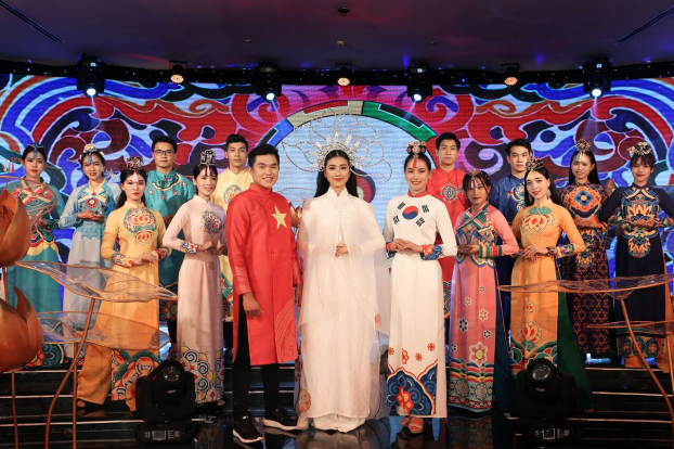   Show diễn Áo dài Story với chủ đề tôn vinh tà áo dài truyền thống Việt Nam được kỳ vọng sẽ là một sản phẩm phục vụ ngành du lịch có nội dung độc đáo và được biểu diễn trong không gian sang trọng  