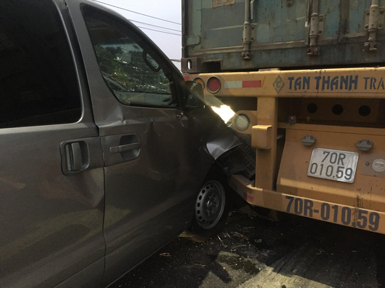 Xe buýt mất thắng gây tai nạn liên hoàn khiến 4 xe hư hỏng nặng, nhiều người hoảng loạn 1