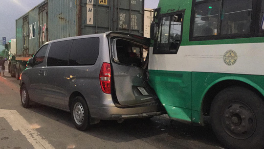 Xe buýt mất thắng gây tai nạn liên hoàn khiến 4 xe hư hỏng nặng, nhiều người hoảng loạn 0