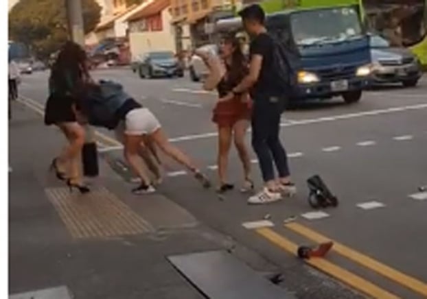 Hai cô gái giật tóc, đánh chửi nhau bằng tiếng Việt giữa đường phố Singapore 1
