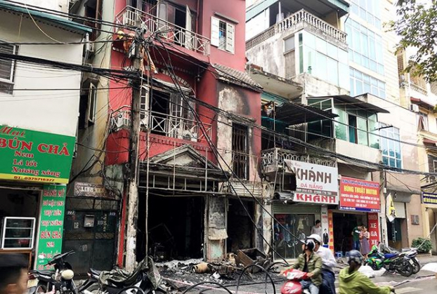 Hà Nội: Bất cẩn khi thay bình gas, ngôi nhà 4 tầng bị thiêu rụi 0