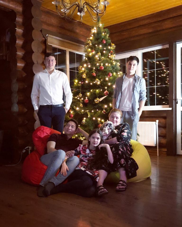   Văn Lâm chụp ảnh cùng gia đình trong dịp lễ Giáng sinh năm trước  